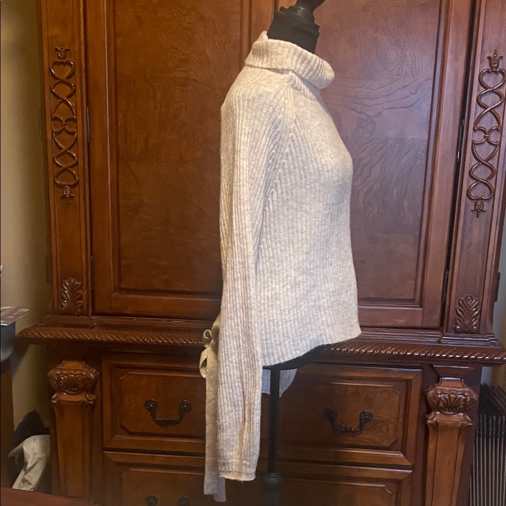 POL Oatmeal Turtleneck Backless Sweater Size Medium - Picture 6 of 10